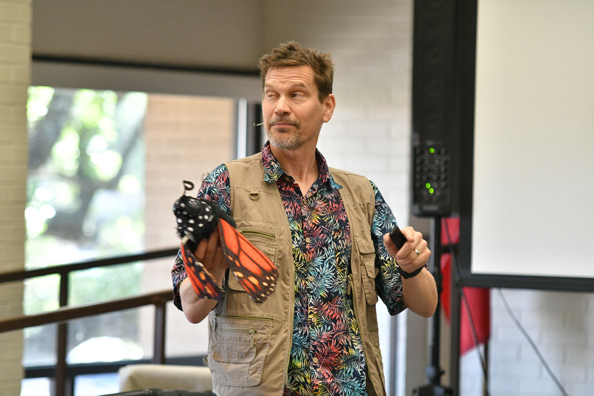 Singing zoologist Lucas Miller visits Bryan library